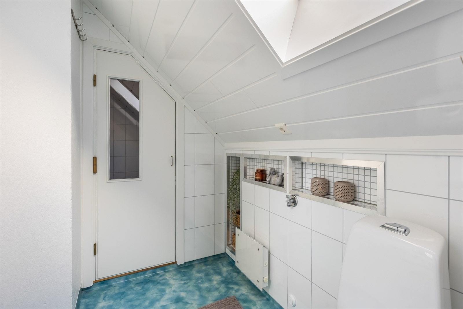 Badet har god plass og smarte oppbevaringsløsninger - herfra er det også adkomst til badstu Galleribilde