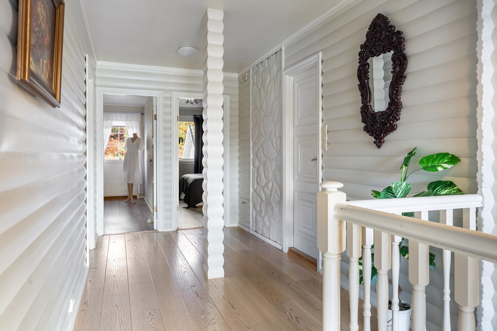 Lys gang som knytter sammen loftstue, bad og tre soverom Galleribilde