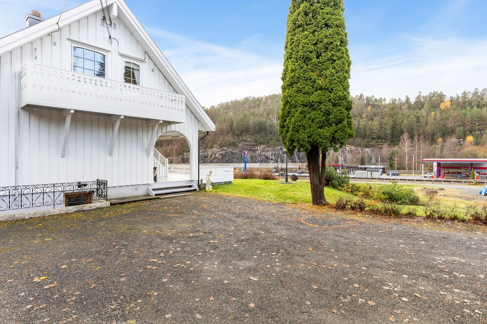 Kort kjøreavstand til barnehager, skoler og dagligvare. Kiwi Søndeled ligger ca. 5 min unna, og ALTI Tvedestrand nås på 15-20 min Galleribilde