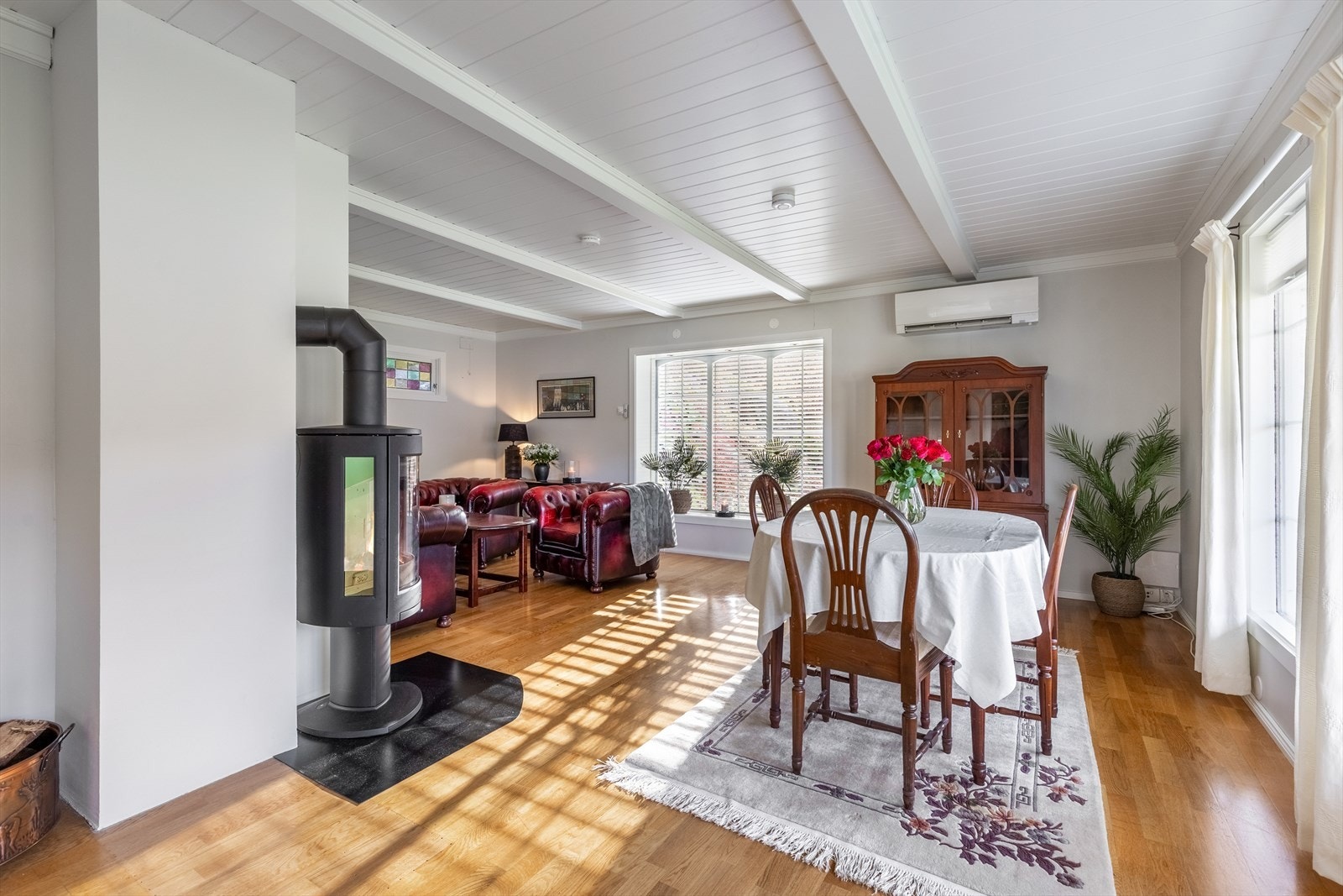 Romslig og innbydende stue med vedovn, store vindusflater og god plass til spisegruppe Galleribilde