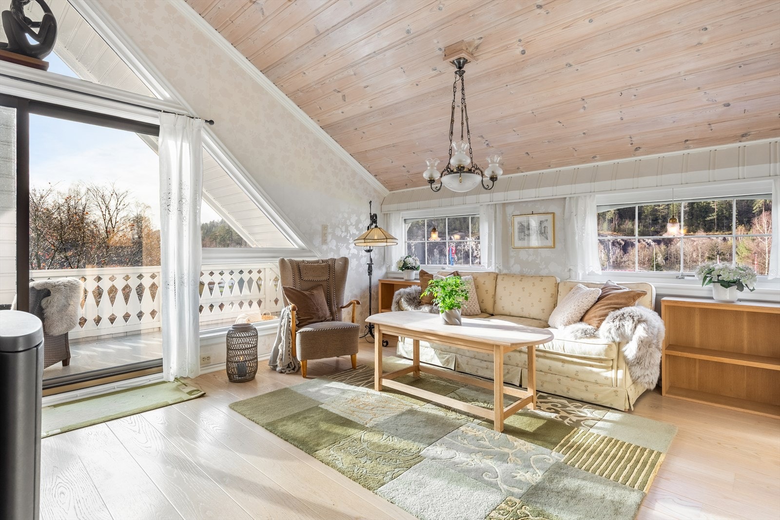 Store vinduer, utsikt og utgang til balkong Galleribilde