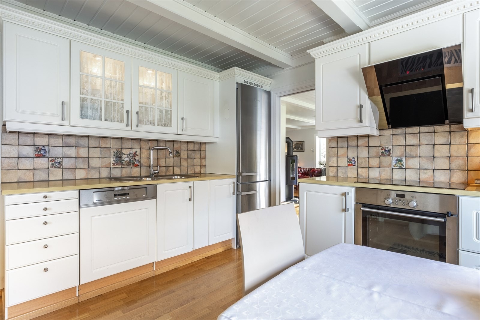 Tidløst kjøkken med integrerte hvitevarer og fin kontakt med resten av oppholdsrommene Galleribilde