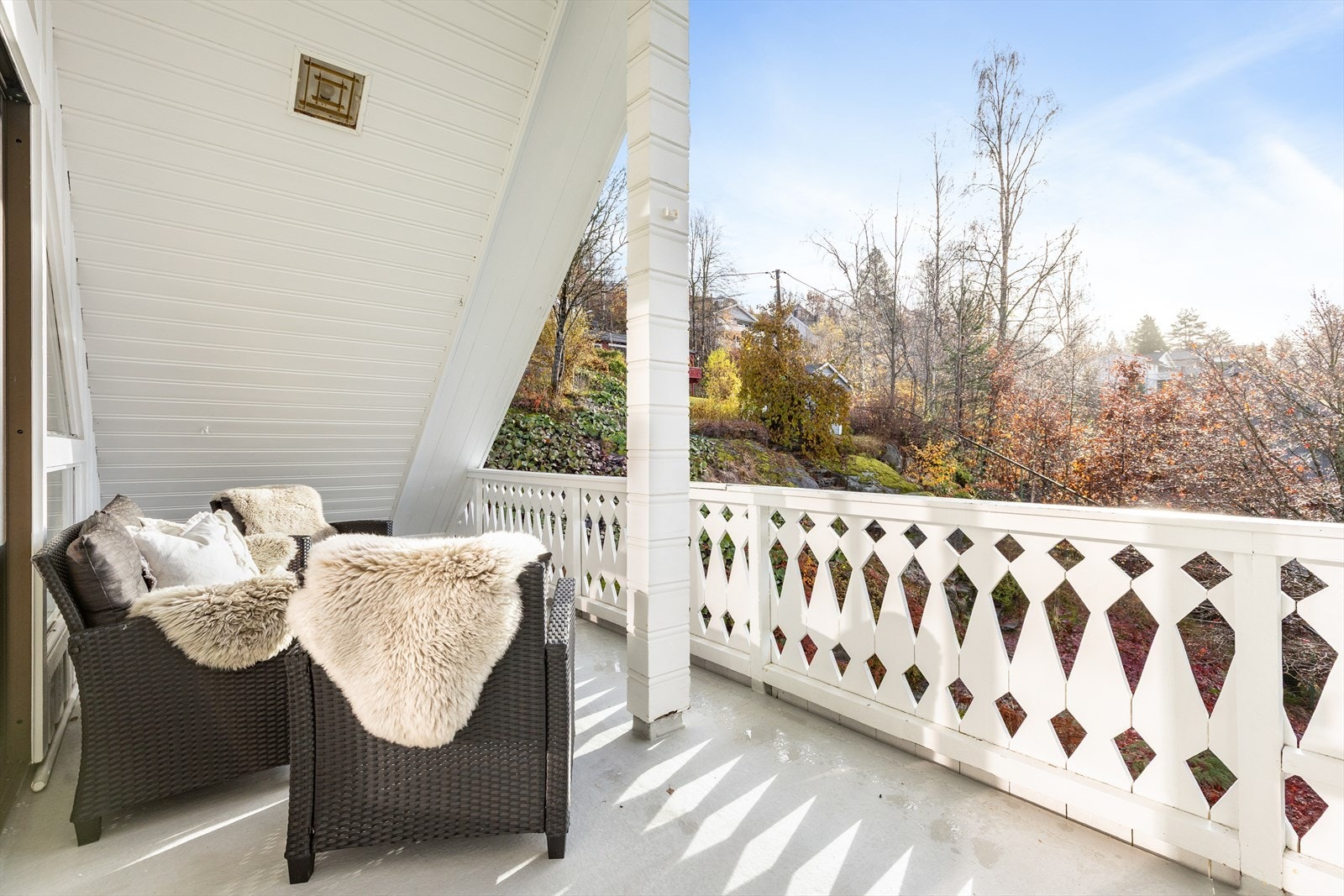 Overbygd balkong på ca. 9 m² - en skjermet og lun uteplass Galleribilde