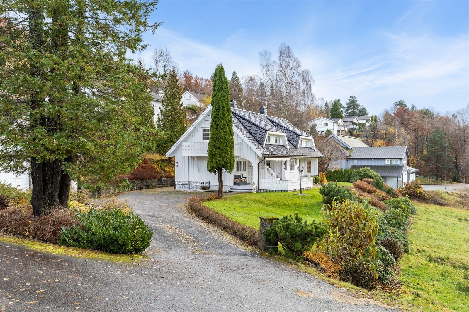 Stor enebolig over tre plan på Akland i Risør - med god planløsning, egen hybeldel, tre bad, to kjøkken, flotte uteplasser og stor garasje med to leddporter Galleribilde