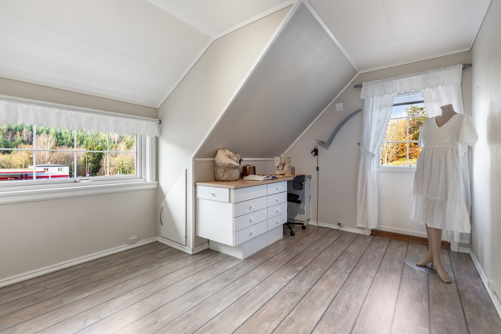 Soverom med utsikt, god plass og direkte tilgang til en lun balkong Galleribilde