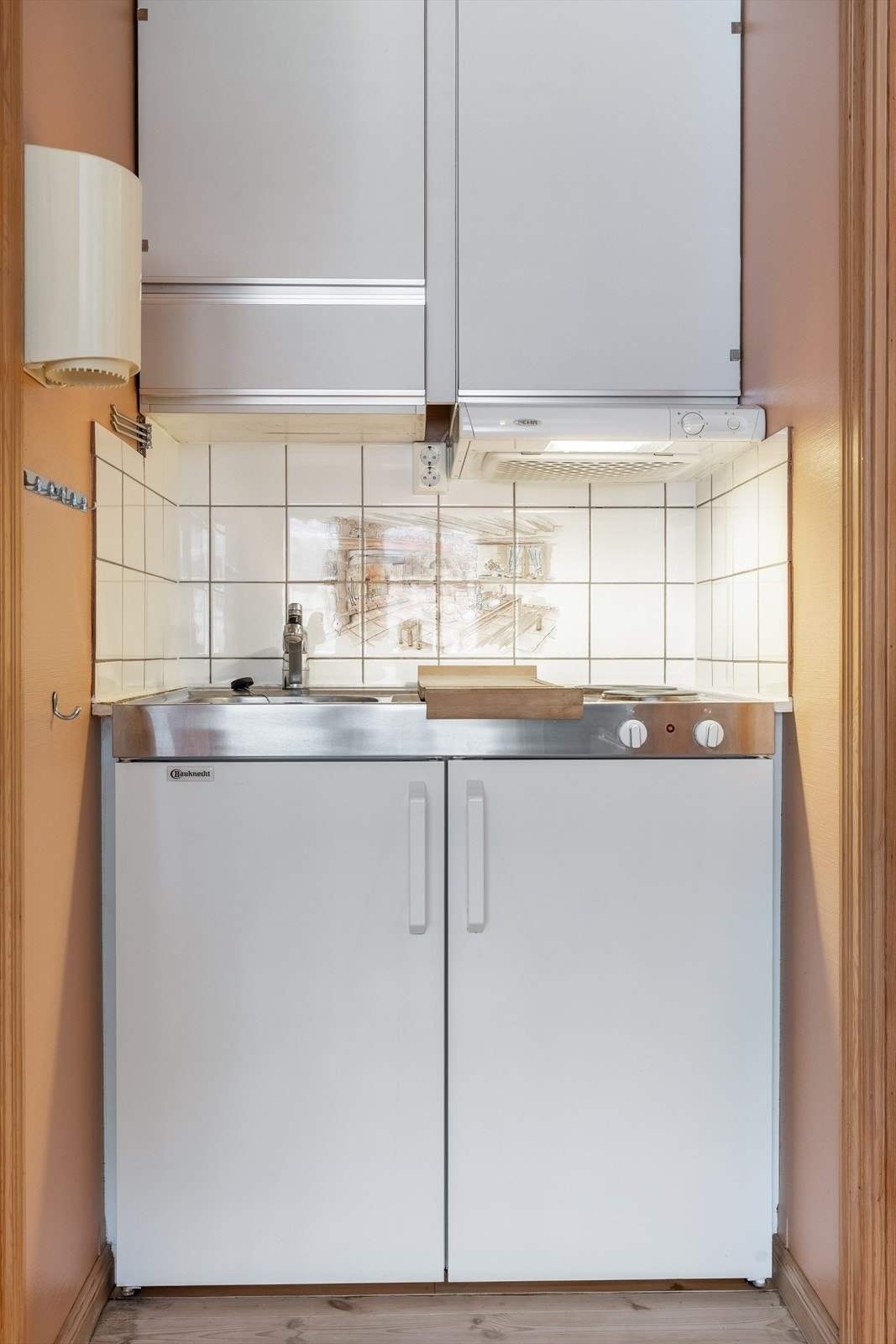 Praktisk kjøkken med kokeplate, oppvaskkum og skapplass Galleribilde