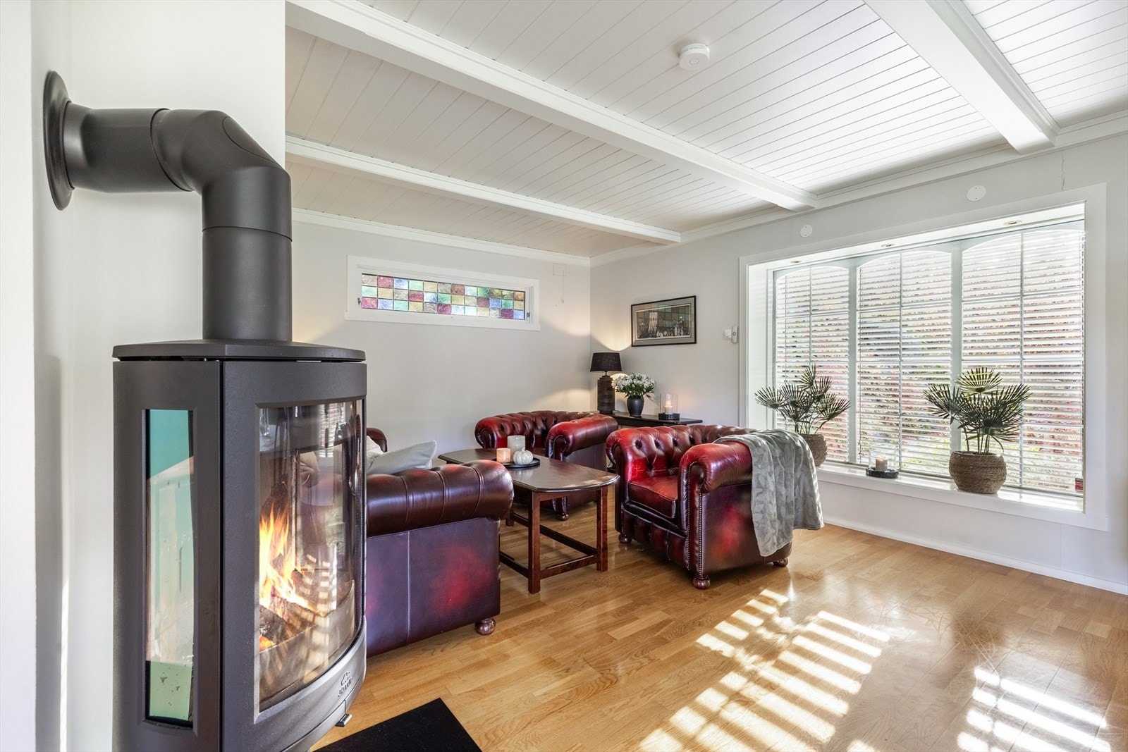 Lun stuedel med moderne vedovn Galleribilde