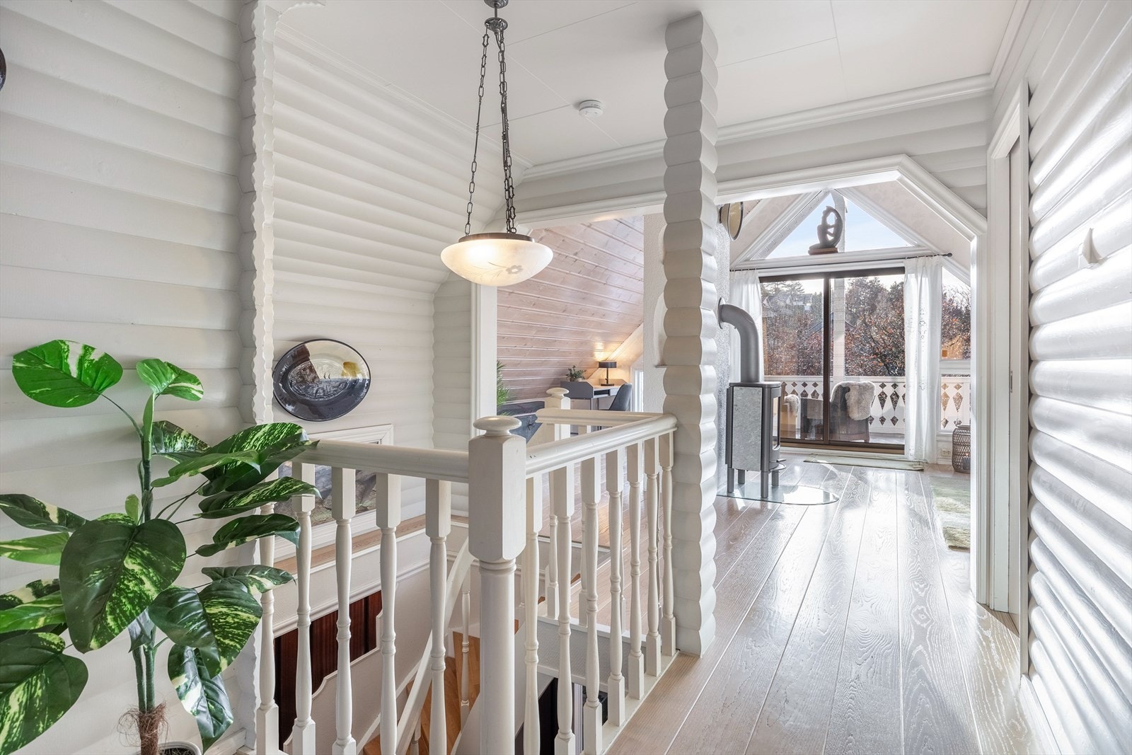 Stilsikker overgang til andre etasje med flott lysinnslipp og sjarmerende detaljer Galleribilde