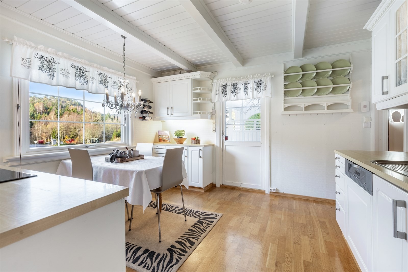 Klassisk kjøkken med gode arbeidsflater og store vinduer som gir rikelig med dagslys Galleribilde