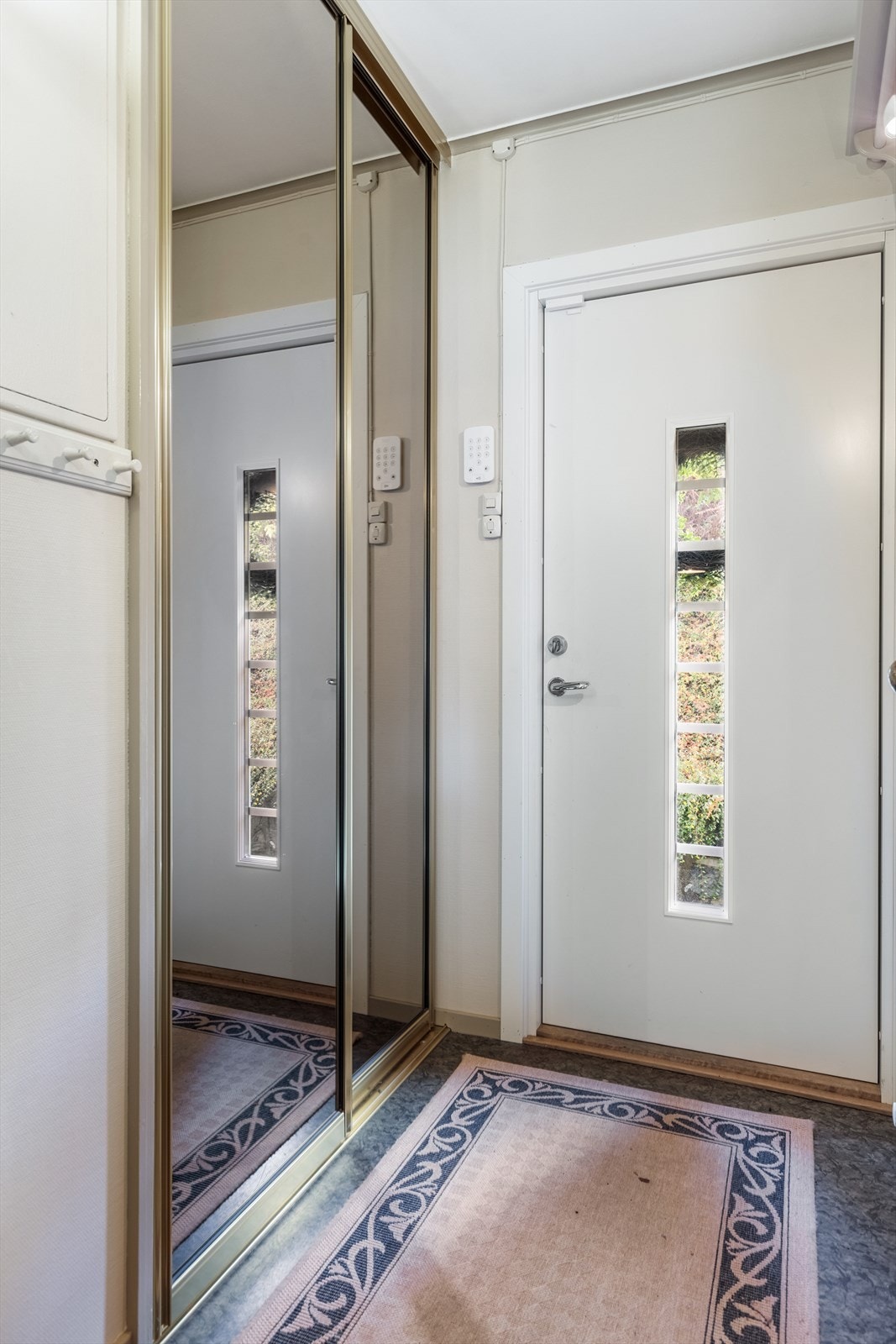 Funksjonell inngang med garderobeløsning og direkte adkomst til boligens hovedplan Galleribilde