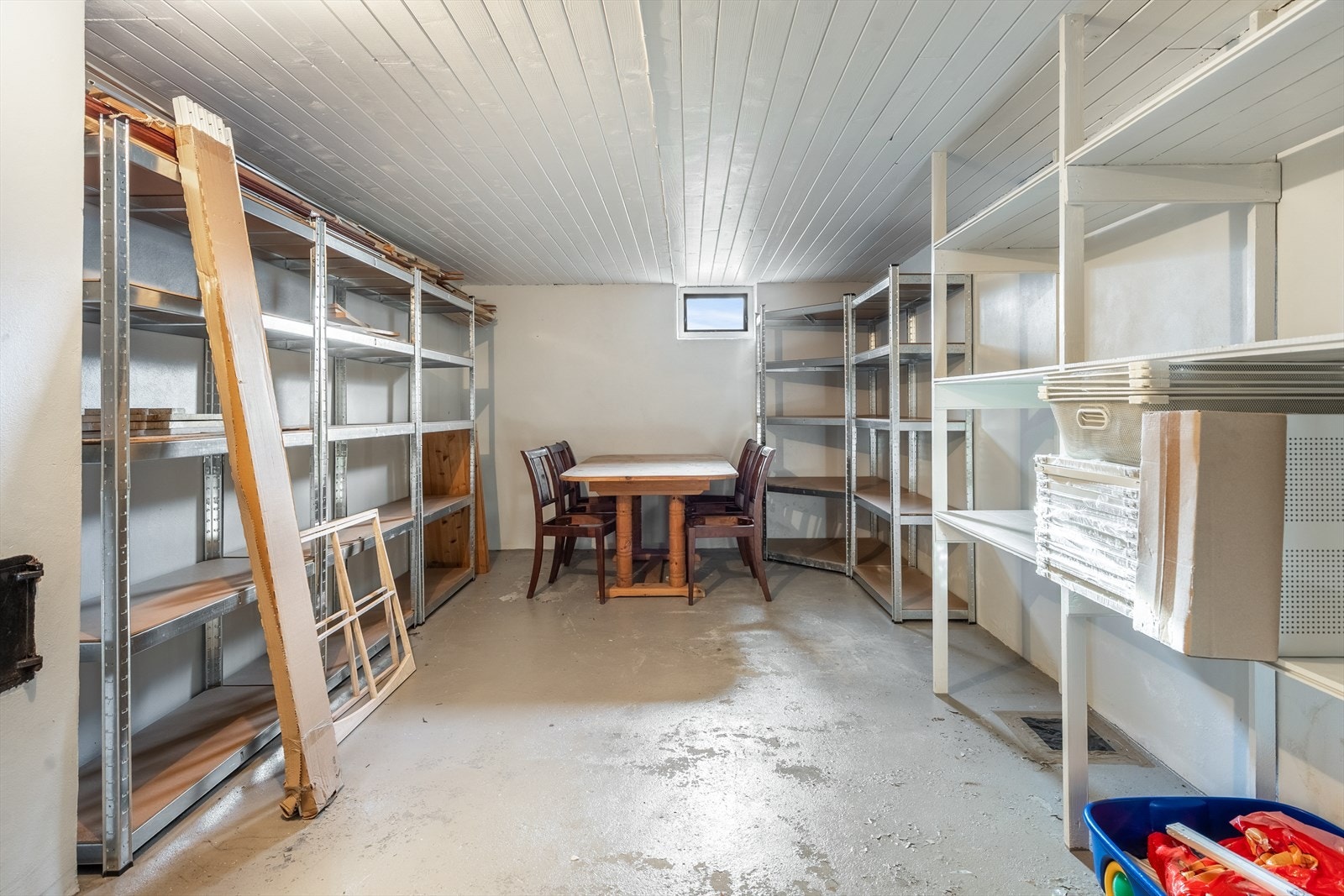 Ekstra lagerrom med flere solide hyllesystemer Galleribilde