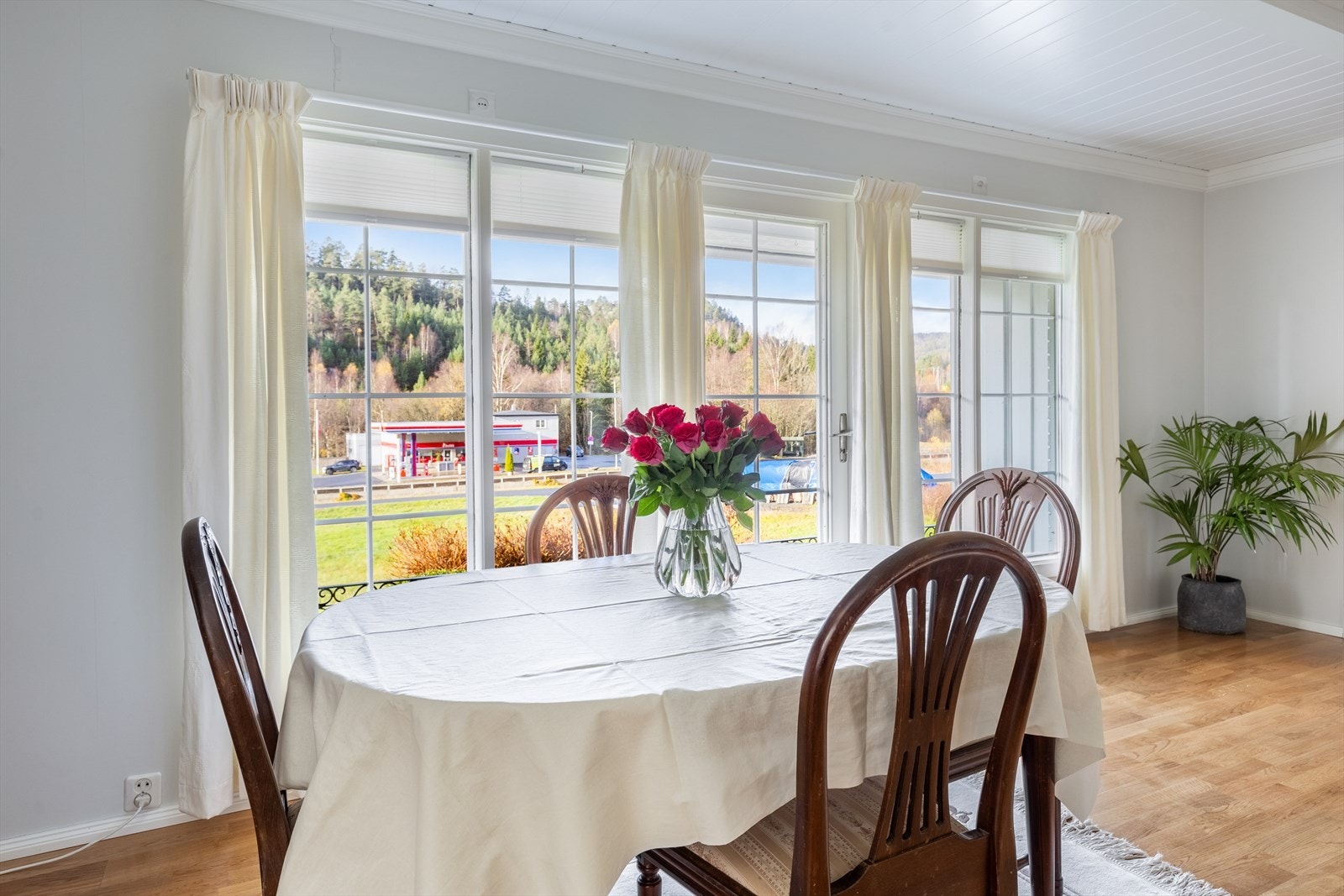 Lys og luftig spisestue med utgang til terrasse på ca. 9kvm og hagen Galleribilde