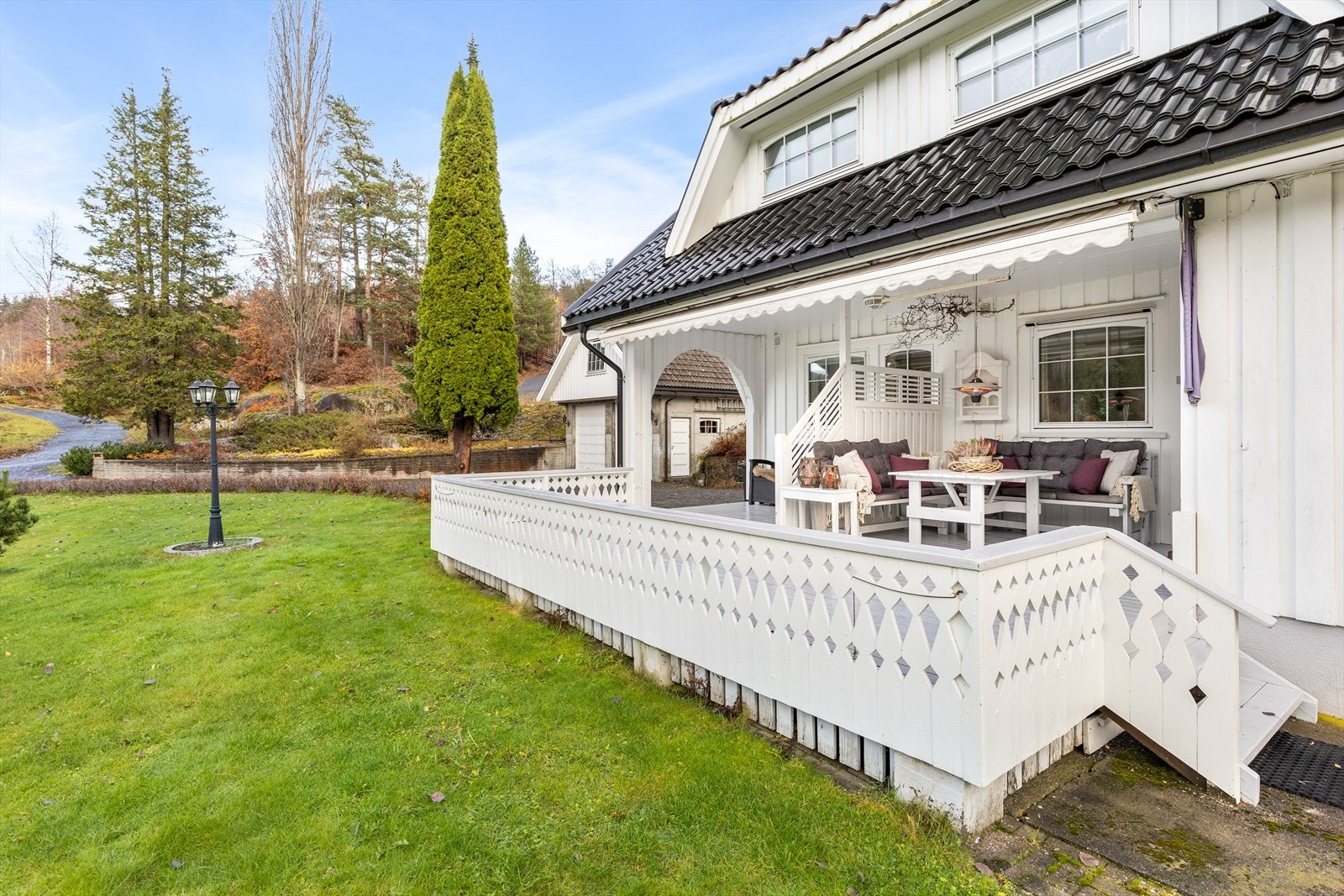 Terrassen har stor elektrisk markise for god solskjerming varme dager Galleribilde