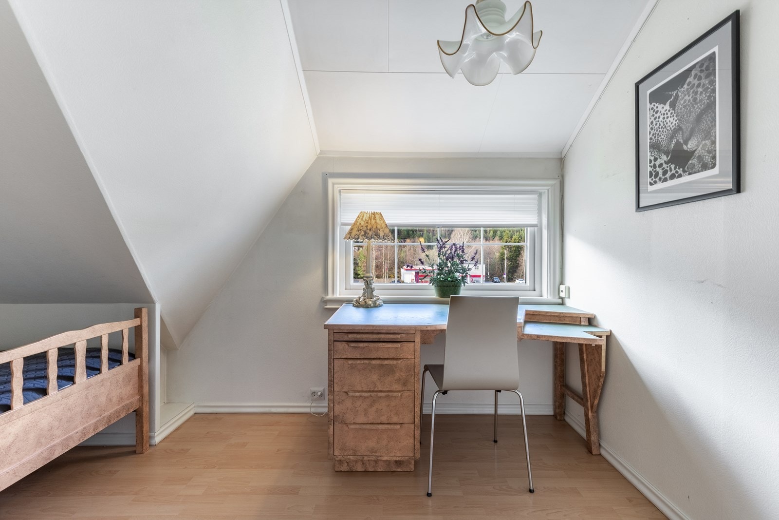 Koselig soverom med skråtak og plass til både seng og skrivebord Galleribilde