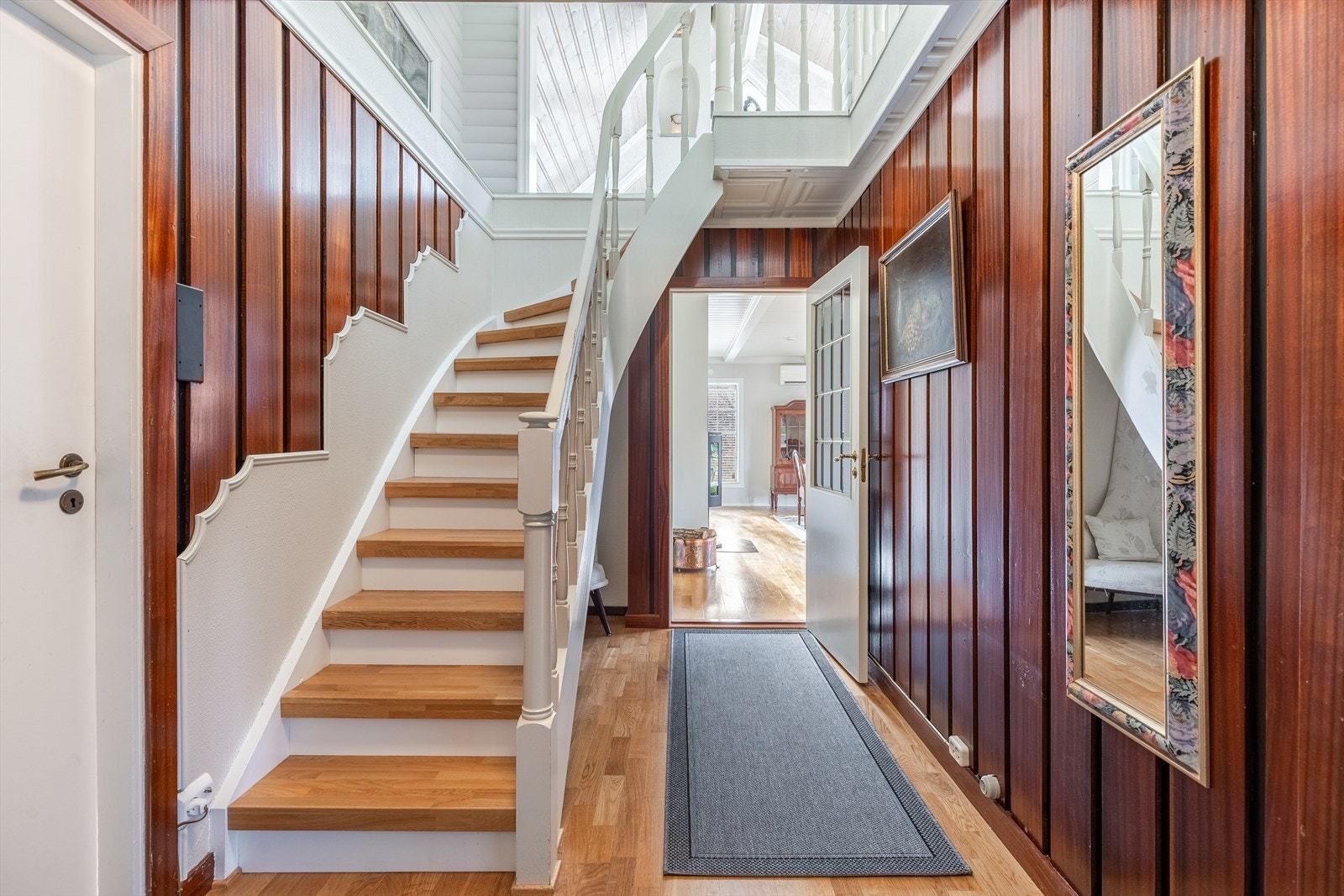 Fint hall med klassiske detaljer og naturlig lys fra flere vinkler Galleribilde