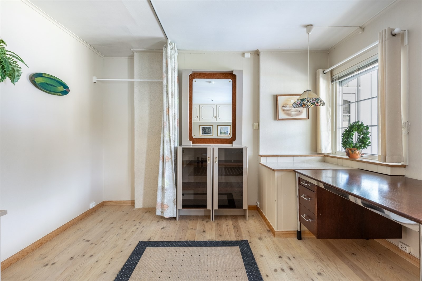 Flere bruksområder - perfekt som stue, arbeidsplass eller ekstra soverom Galleribilde