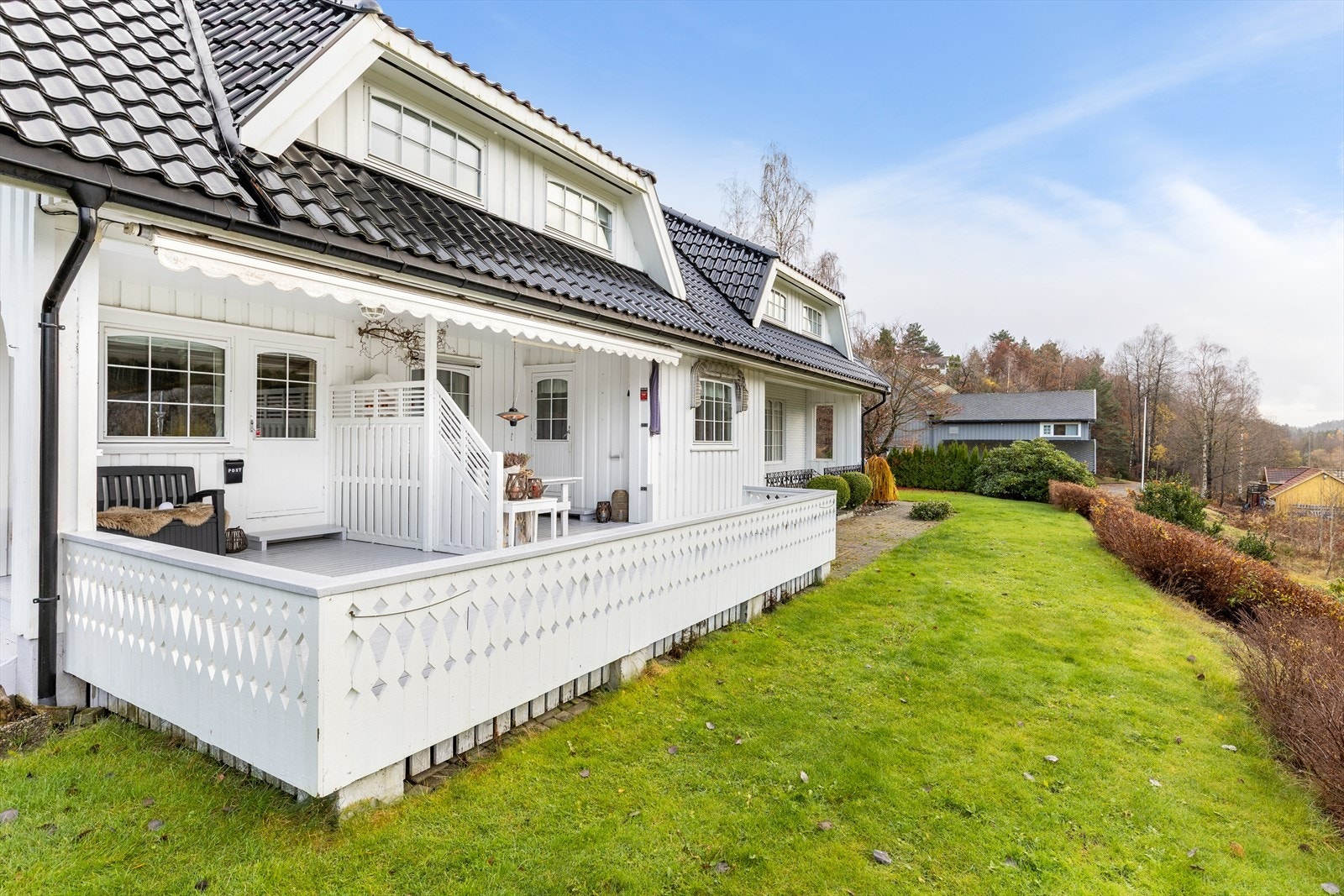 Pent opparbeidet tomt med plen, prydbusker og god plass for lek og aktiviteter Galleribilde