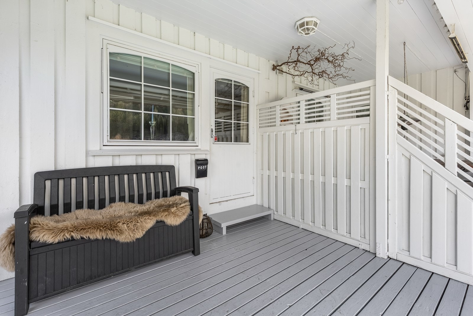 Overbygd terrasse med sitteplass - inngang til hybel Galleribilde