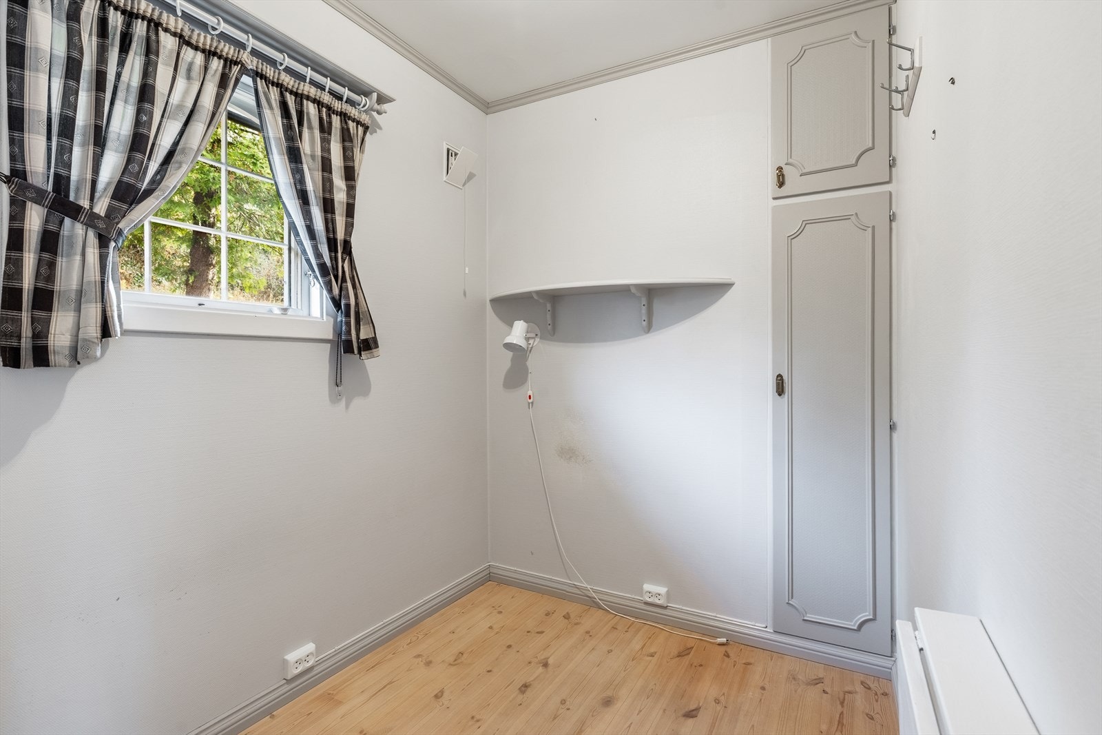 Eget sovehjørne med vindu, garderobeskap og plass til enkeltseng Galleribilde