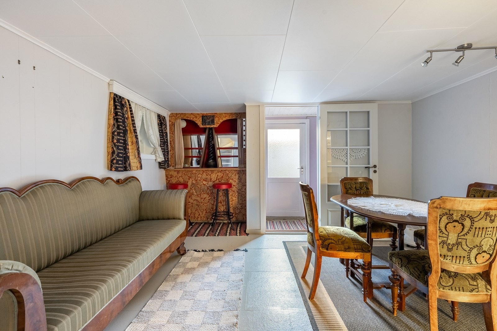 Eget oppholdsrom i underetasjen med sjarmerende hjemmebar og plass til både spisegruppe og sittehjørne Galleribilde