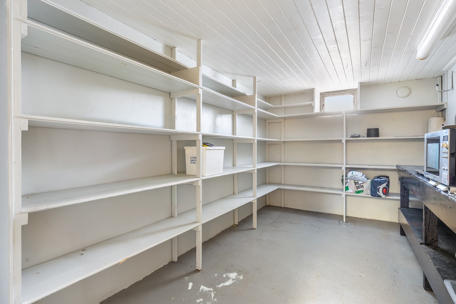 Romslig bod med rikelig med hylleplass Galleribilde