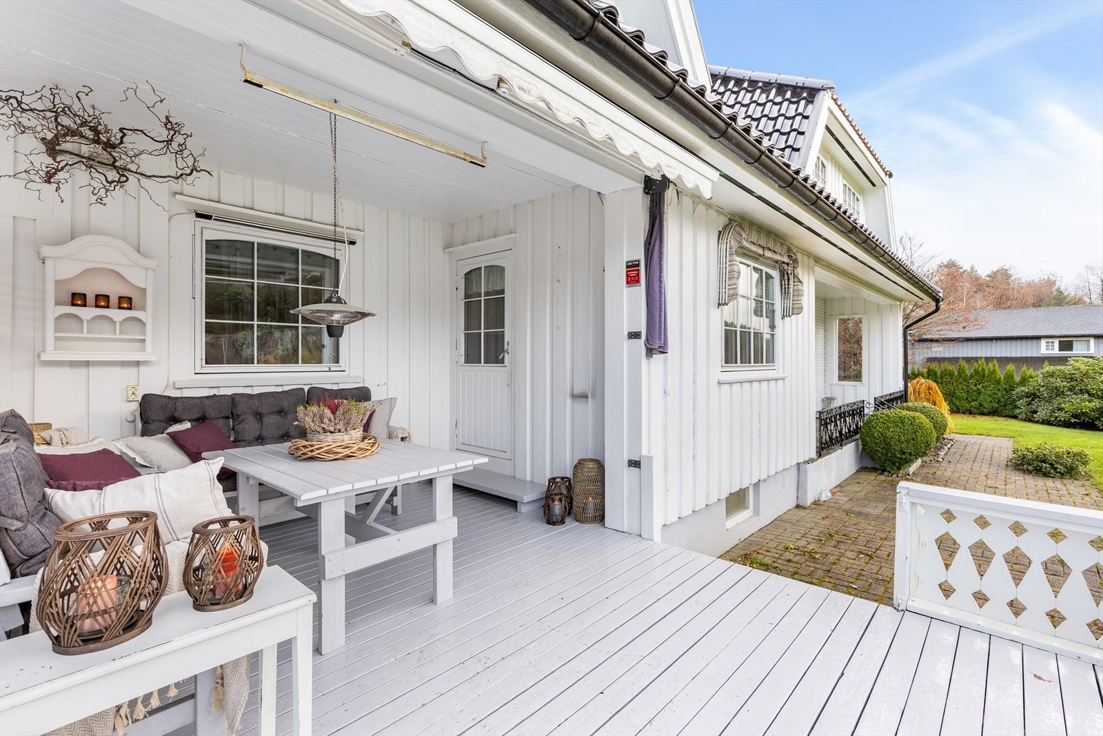 Romslig terrasse på ca. 30 m² med god plass til sittegruppe og grill Galleribilde