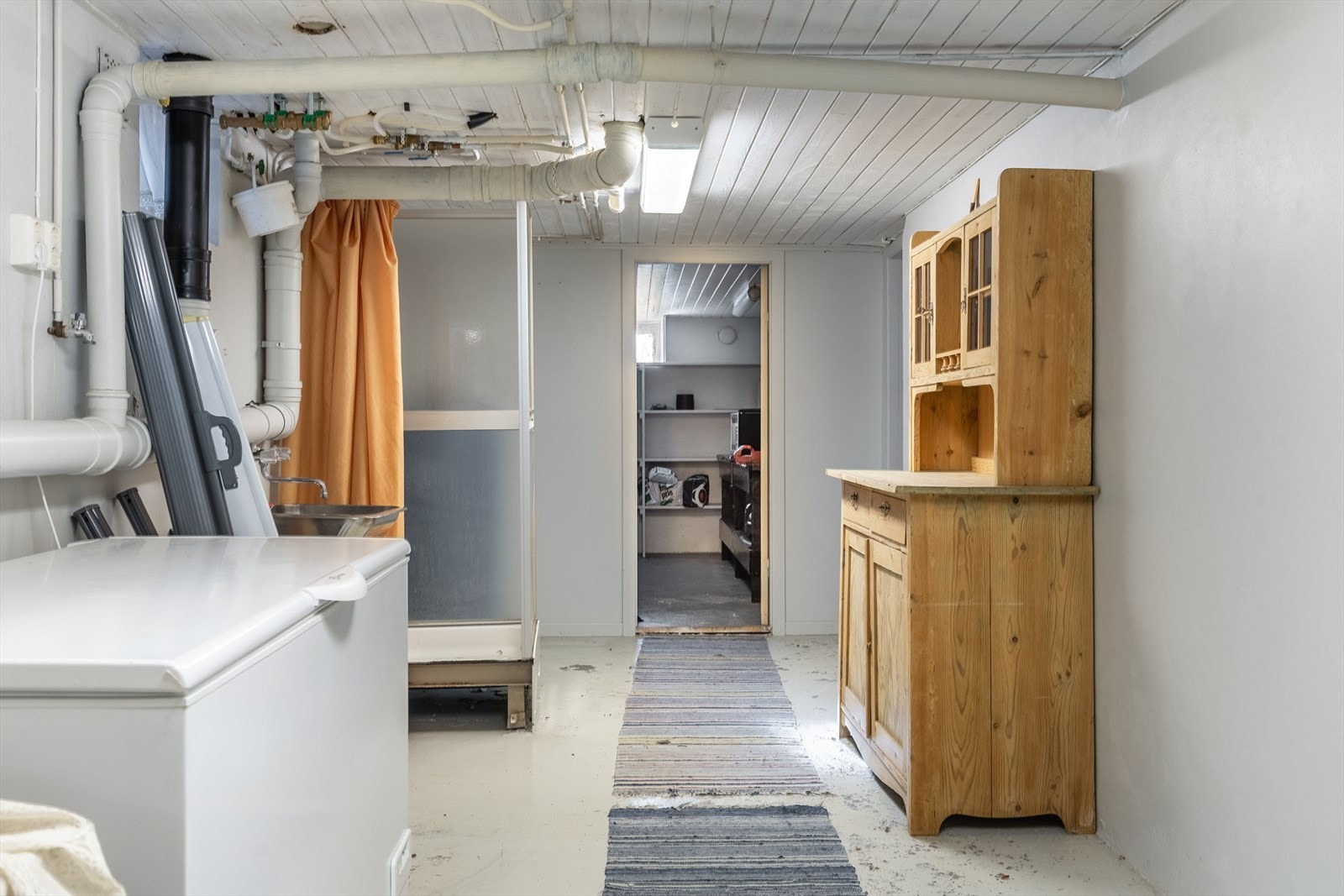 Praktisk vaskerom med dusj, opplegg for vaskemaskin og direkte adkomst til bod - funksjonelt og lettstelt Galleribilde