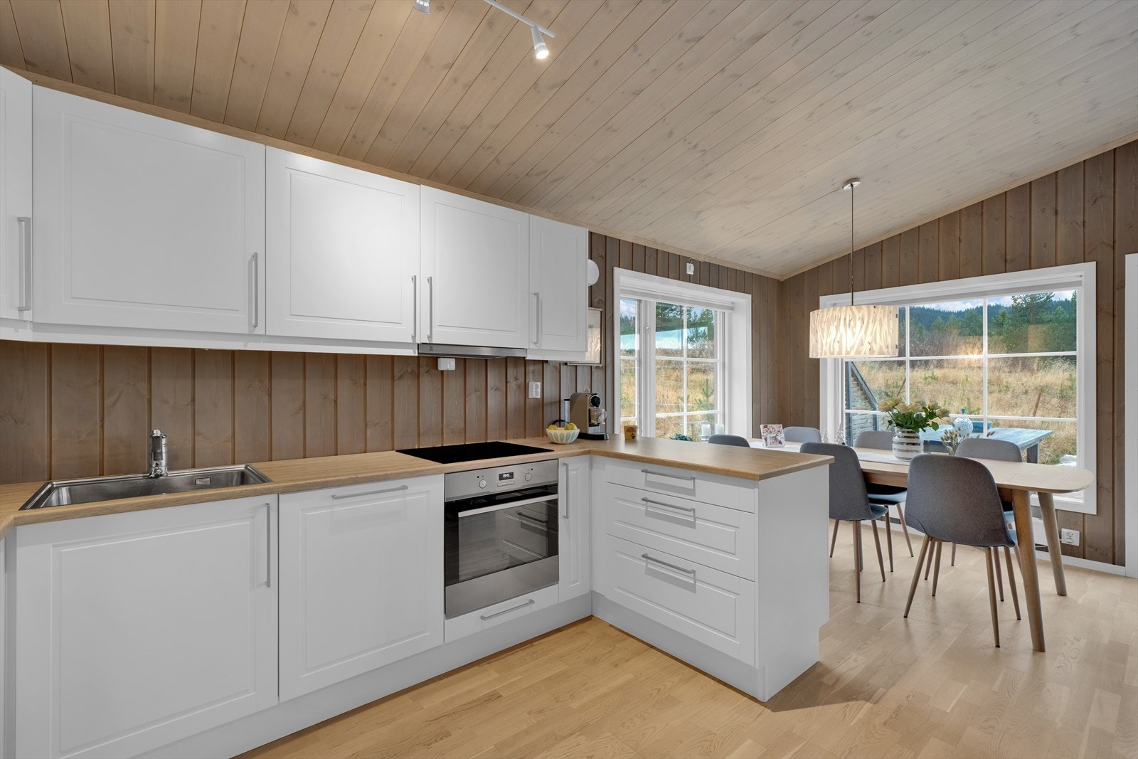 Stilren innredning og praktisk kjøkkenøy. Galleribilde