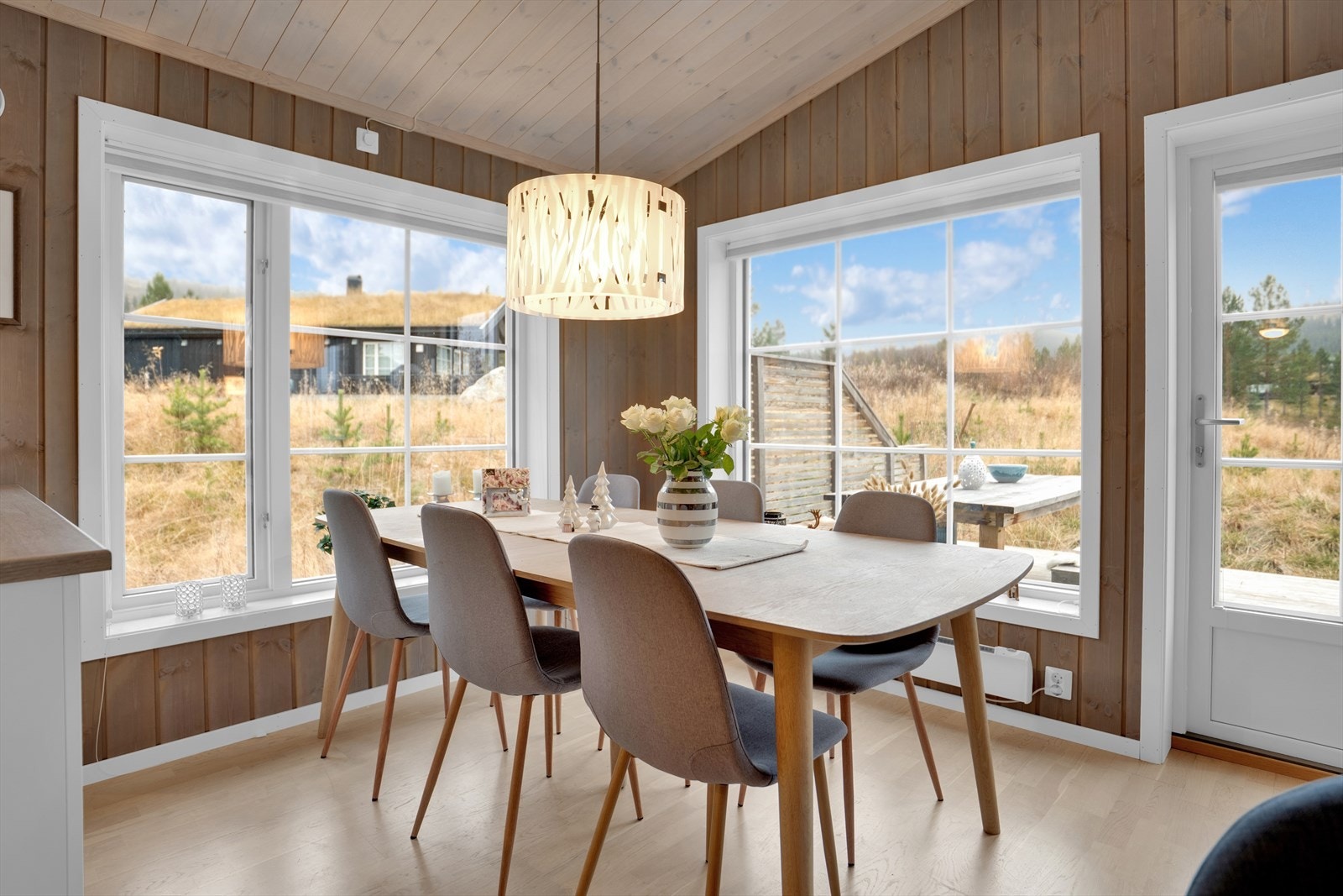 Store vindusflater med mye lysinnslipp. Galleribilde