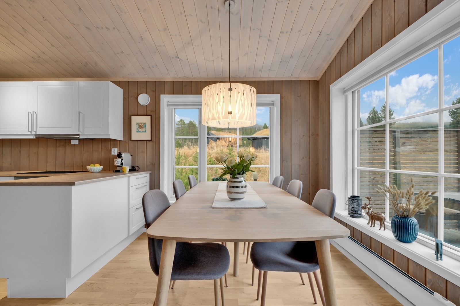 God plass il en større spisestue. Galleribilde