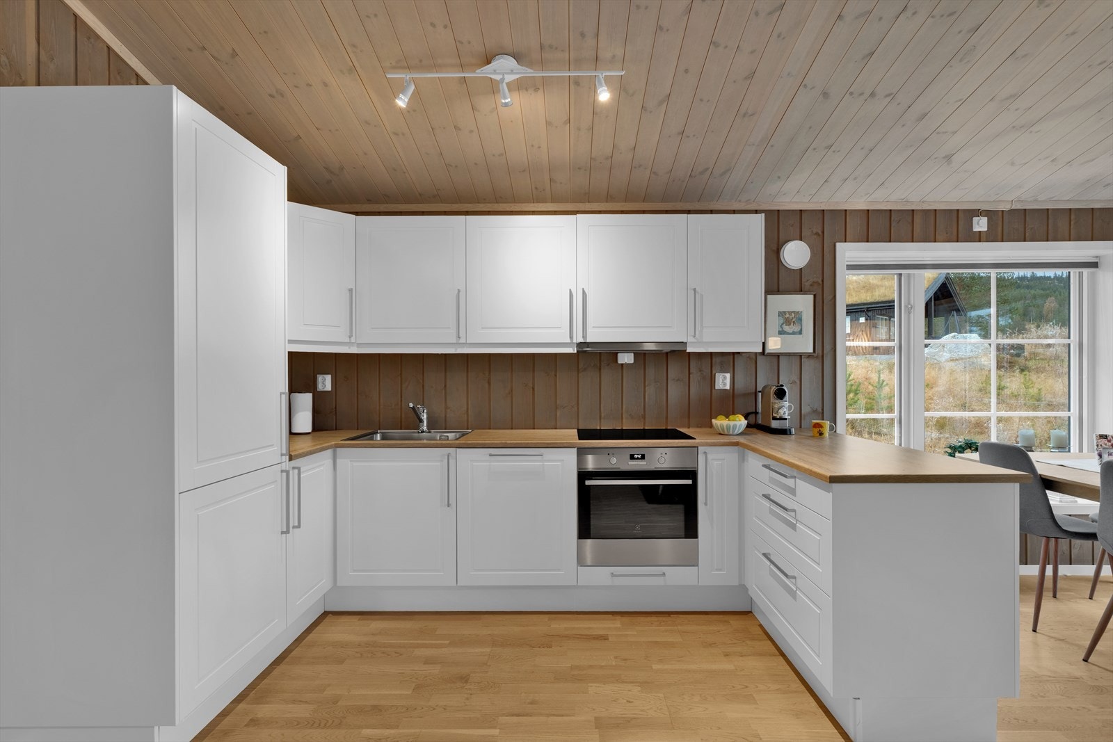 Godt med skap - og benkeplass! Galleribilde