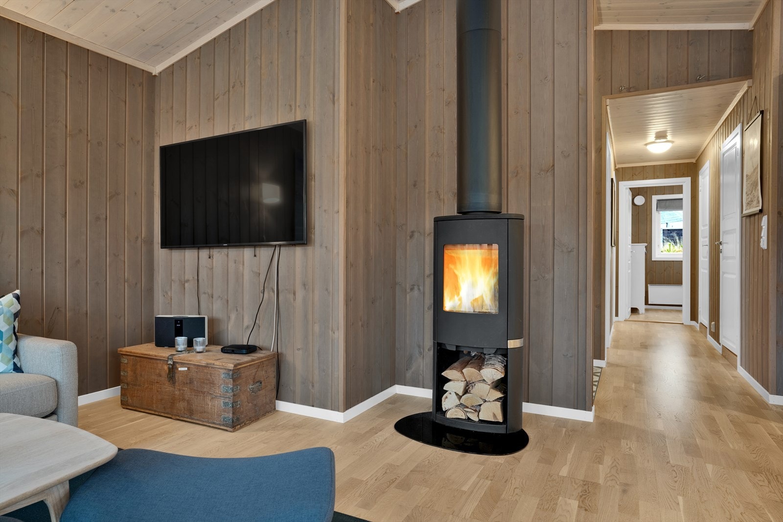 Lekker peisovn i stuen. Ellers er det lagt varme i gulvet i hele stuen. Galleribilde