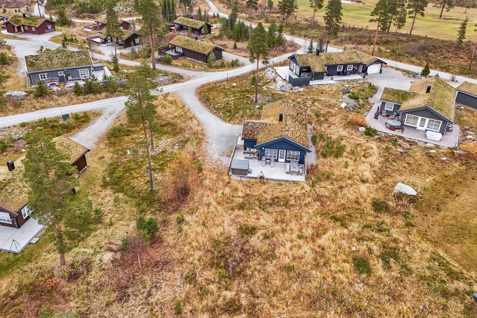 Enkel adkomst til hytta med god plass til flere biler. Galleribilde