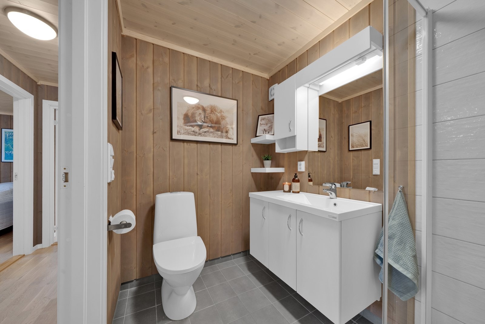 Badet har flislagt gulv med elektrisk gulvvarme. Galleribilde