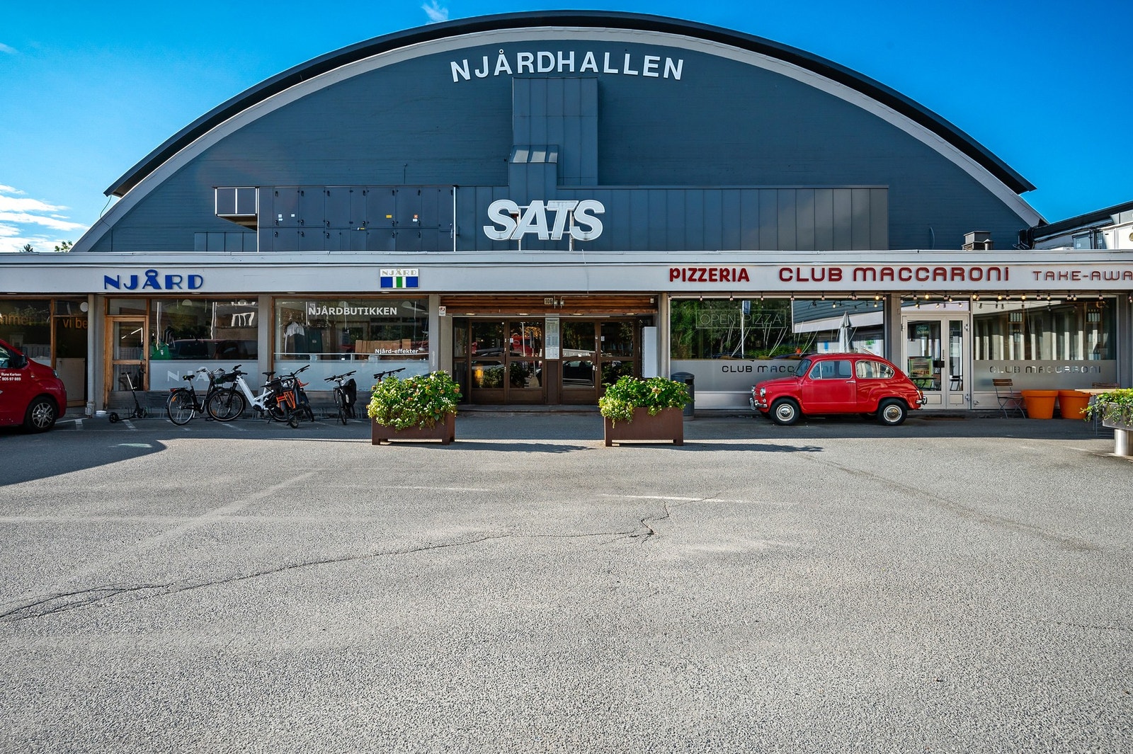 Kort vei til Njårdhallen. Idrettshall som benyttes i hovedsak til tennis, håndball, gymnastikk og fekting. Her finner du også treningssenteret Sats. Galleribilde