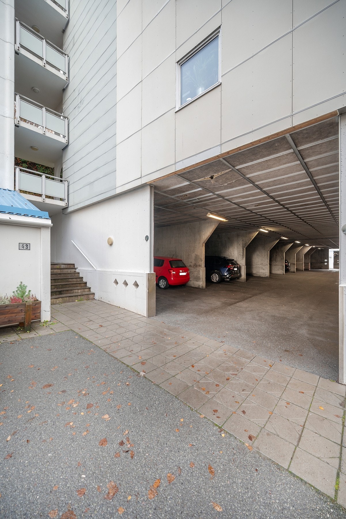Parkeringsplass i garasje samt oppbevaringsplass i en utvendig bod på ca. 3 kvm. Galleribilde