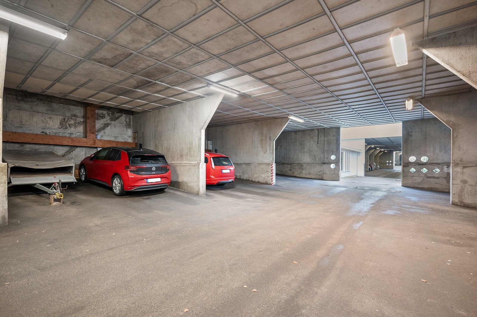 Parkering med elbillader i felles garasjeanlegg. Galleribilde