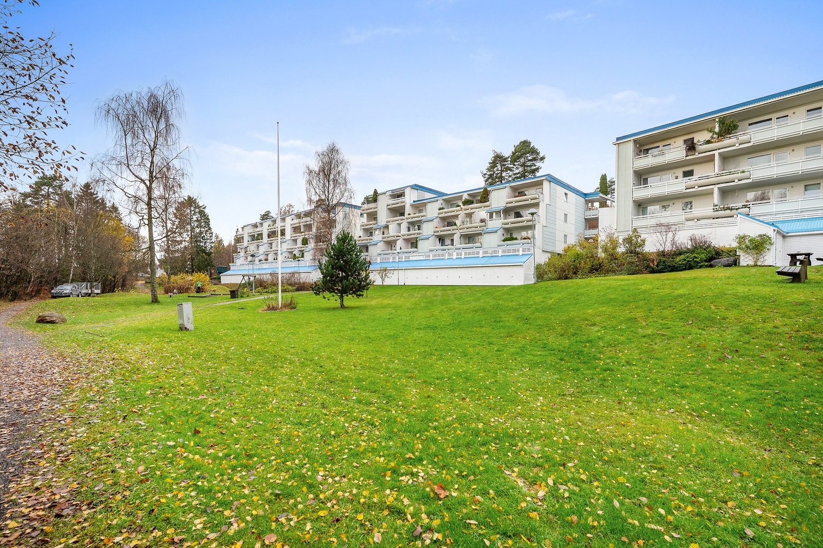 Sameiet har et trivelig fellesareal med lekeplass og benker. Galleribilde