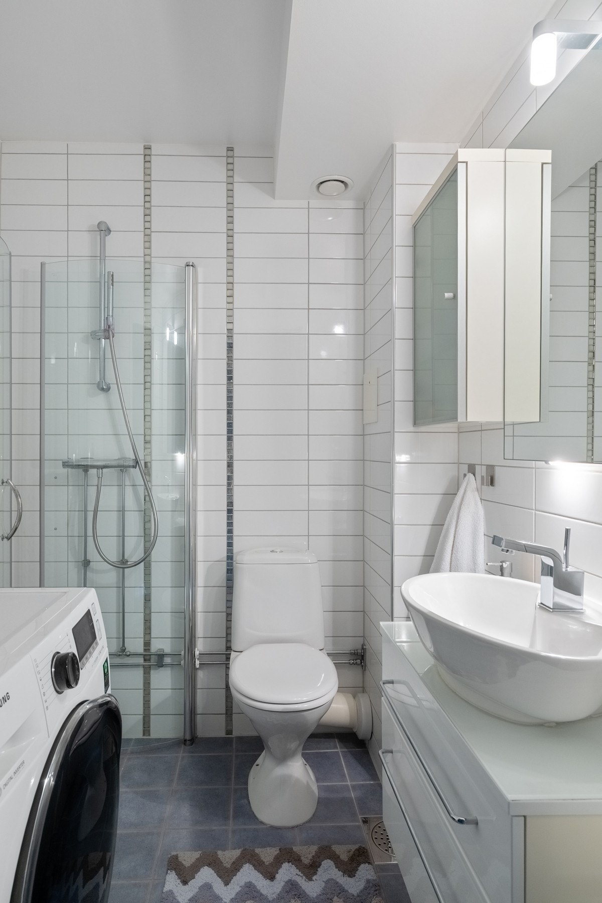 Pent, flislagt bad rehabilitert i regi av borettslaget i 2007. Varmekabler i gulv og opplegg for vaskemaskin. Galleribilde