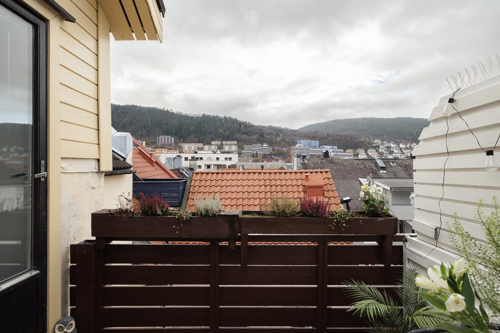Solrik uteplass med plass til møblering. Galleribilde