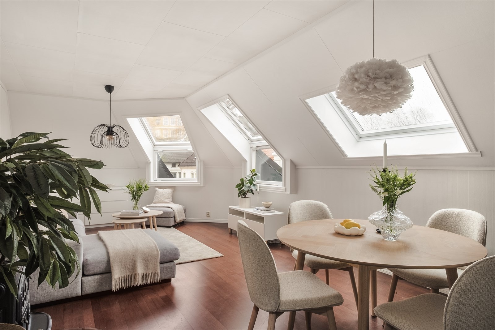 Stuens utforming og størrelse er optimal for en bolig som dette. Delvis åpen løsning mot gang og kjøkken. Galleribilde