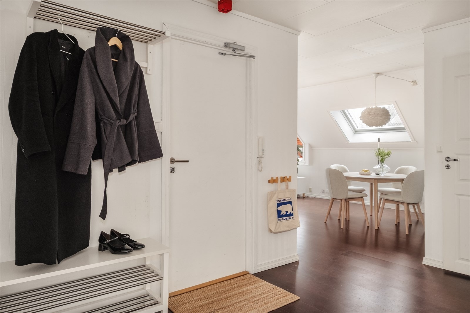 I entré/gang er det mulighet for å henge fra seg yttertøy og sko. Galleribilde