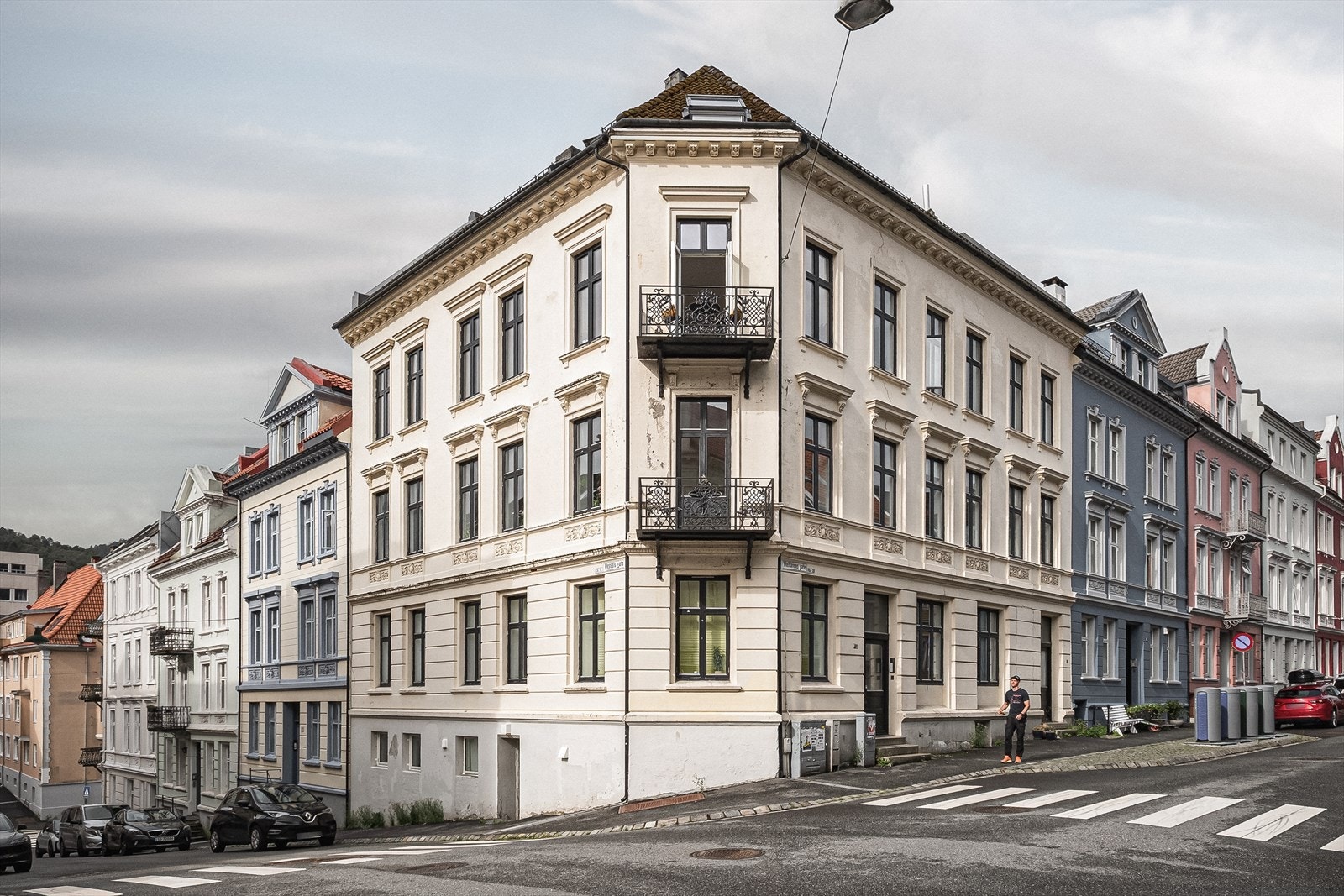 Sameiet Welhavens gate 49AB består av 7 boligseksjoner. Leiligheten ligger flott til i byggets 4.etasje med tilkomst via felles trappeoppgang. Galleribilde