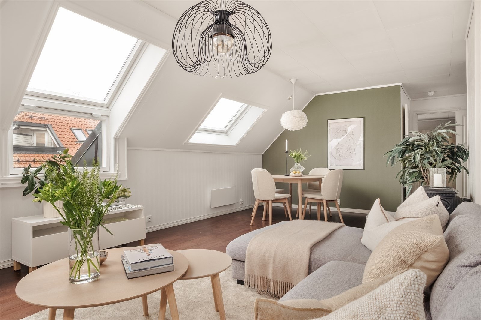Store takvinduer sikrer godt med naturlig lysinnslipp og skaper en behagelig romfølelse. Galleribilde