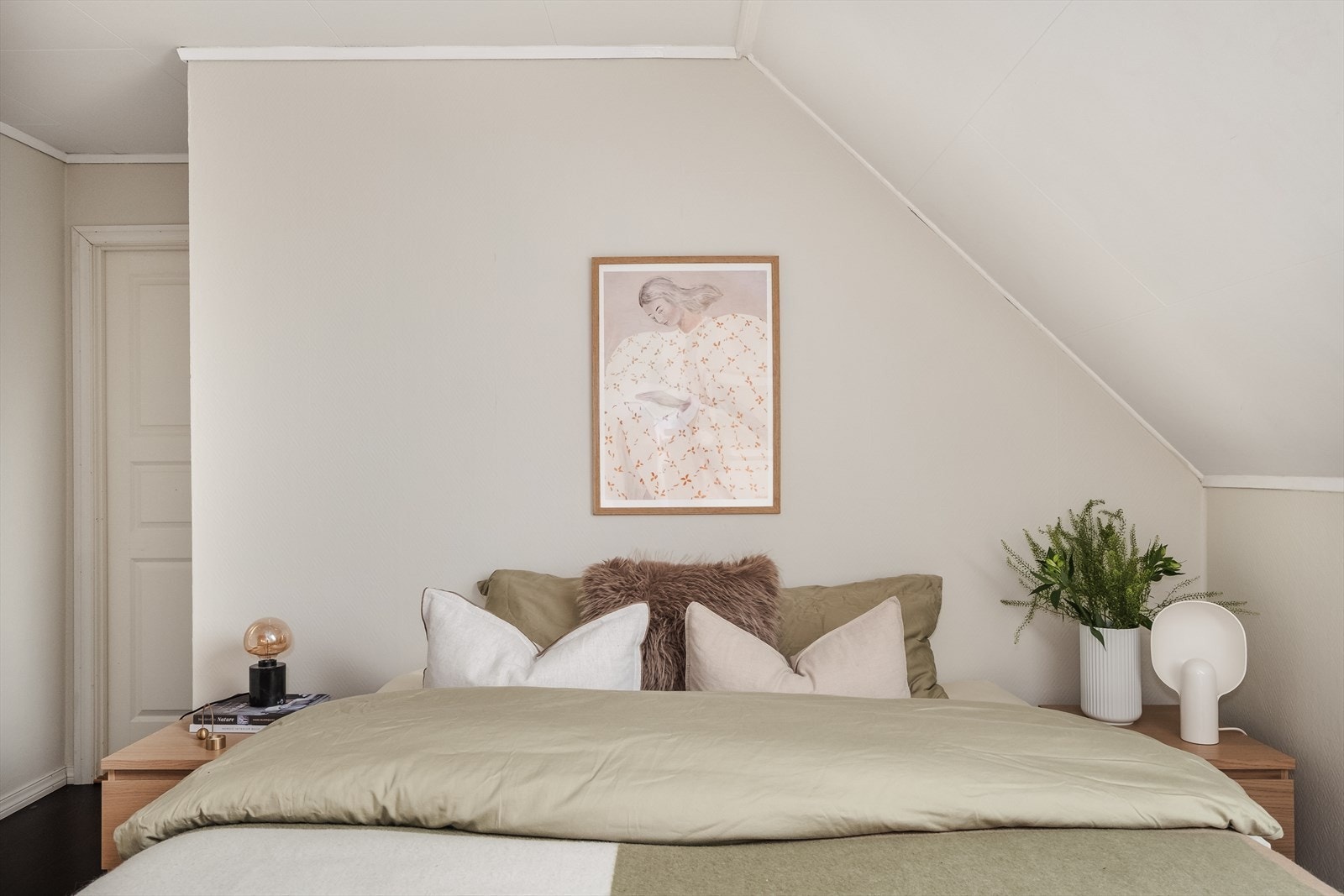 Rommet kan innredes med dobbeltseng, nattbord og garderobe. Galleribilde