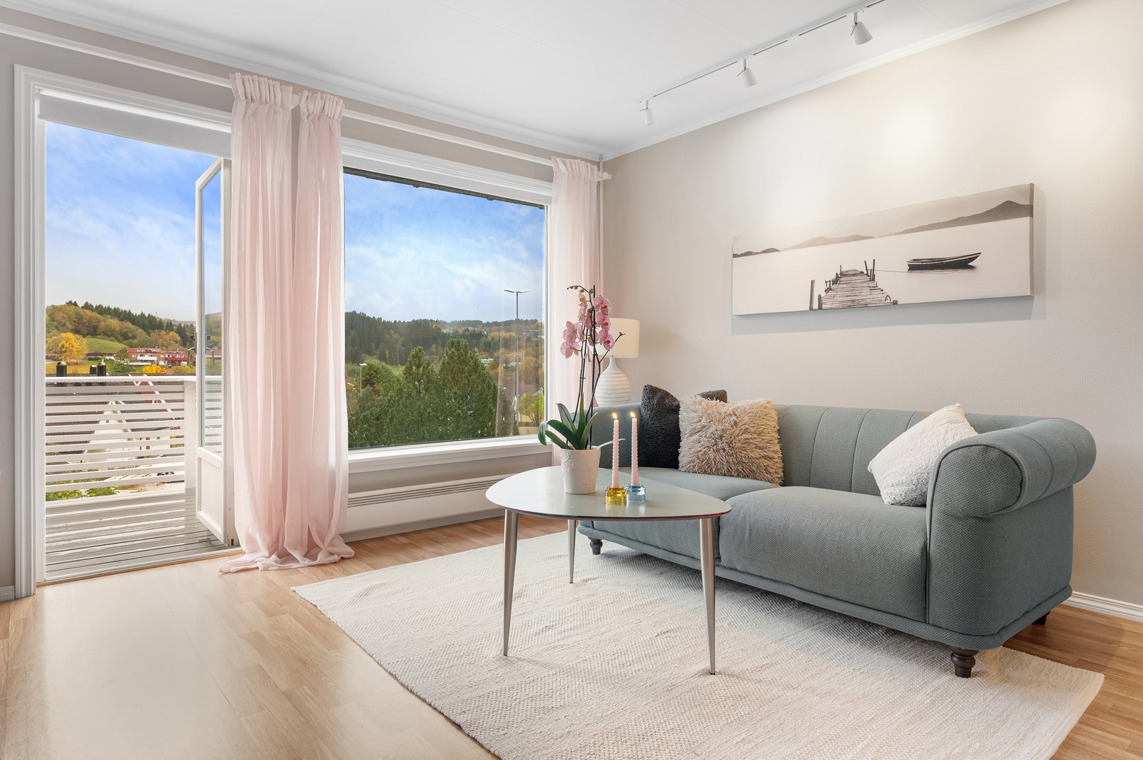 Fra stuen er det utgang til en vestvendt balkong. Galleribilde