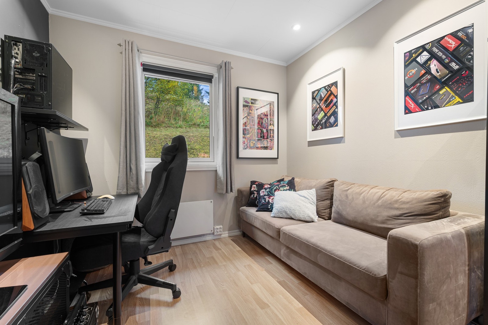 Oppe i 2.etasje er det et soverom på 9,3 kvm. Galleribilde