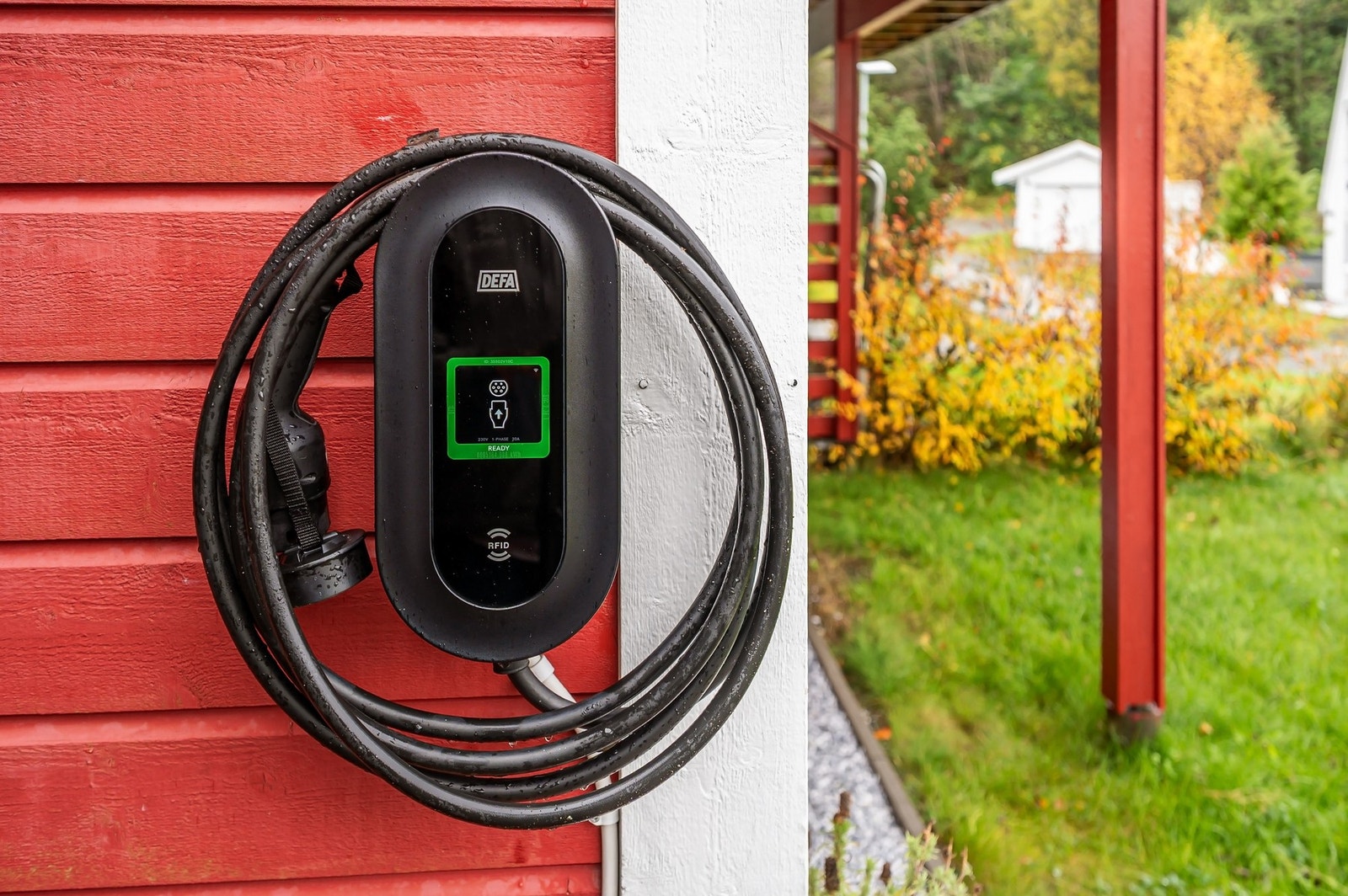 Boligen har romslig gårdsplass med elbillader. Galleribilde