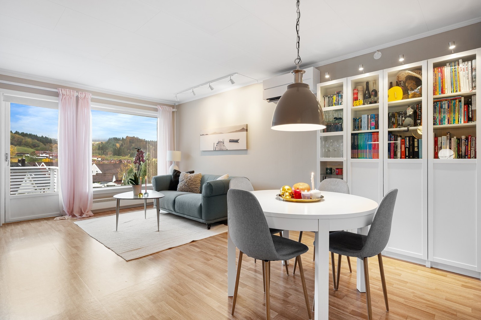 Boligens varmekilde er varmepumpe, vedfyring og elektrisk oppvarming. Galleribilde