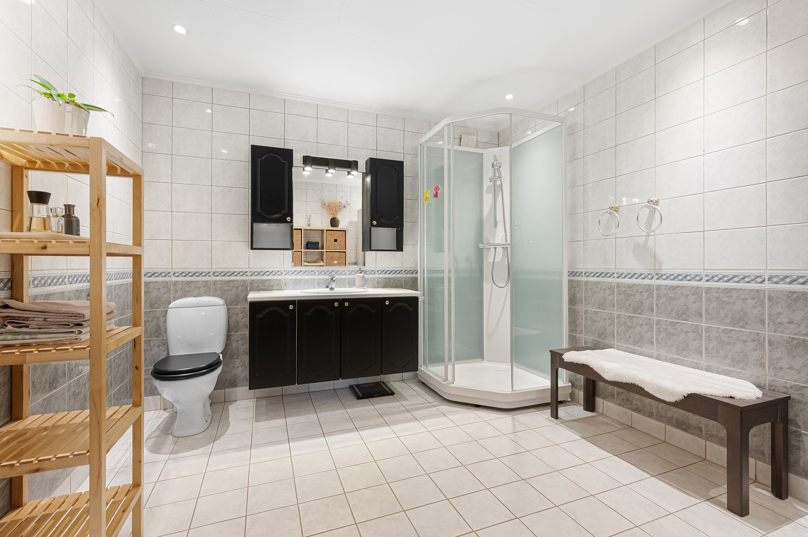 Flislagt og stort bad på nesten 10 kvm. Galleribilde